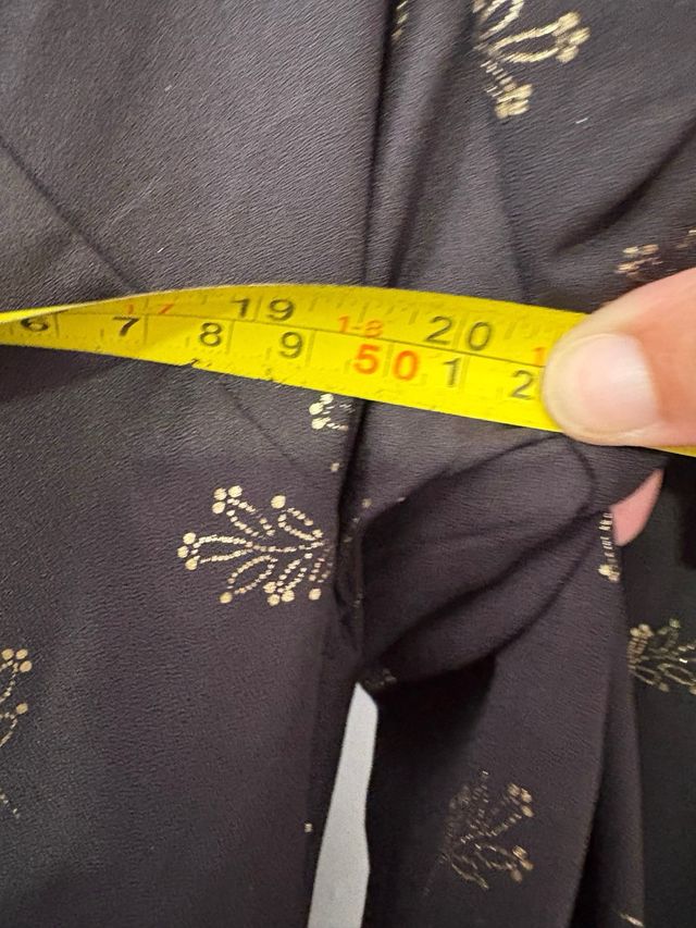 Vestido negro c/estampado dorado