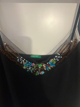 Camiseta negra Benetton pedrería