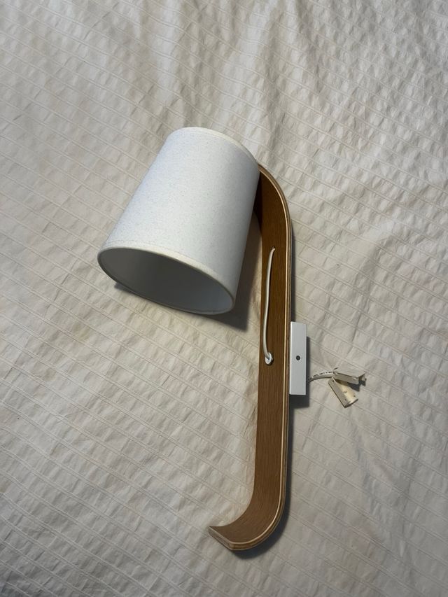 Lámpara pared madera blanca