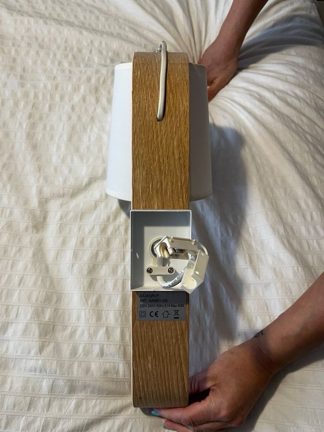 Lámpara pared madera blanca
