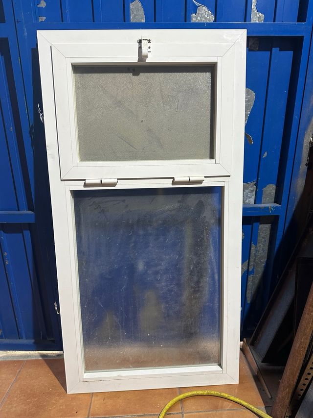 Ventana abatible blanca PVC