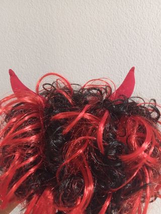 Peluca ondulada demonio