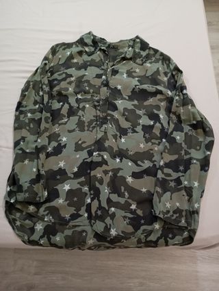 Camisa militar con estrellas