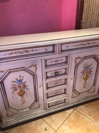 Recibidor antiguo pintado a mano.
