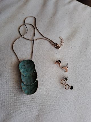 Collar y pendientes dorado cobrizo y verdes