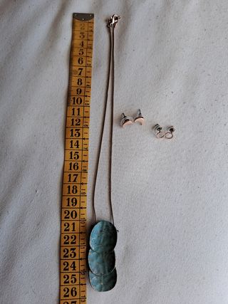 Collar y pendientes dorado cobrizo y verdes