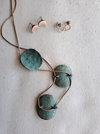 Collar y pendientes dorado cobrizo y verdes