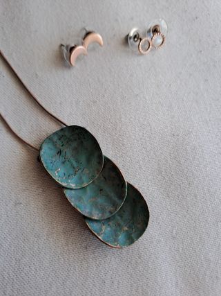 Collar y pendientes dorado cobrizo y verdes