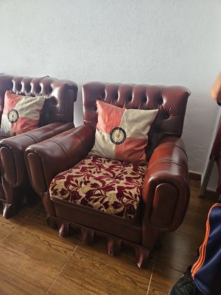 Sillones de cuero marrón antiguos