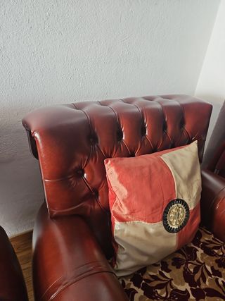 Sillones de cuero marrón antiguos