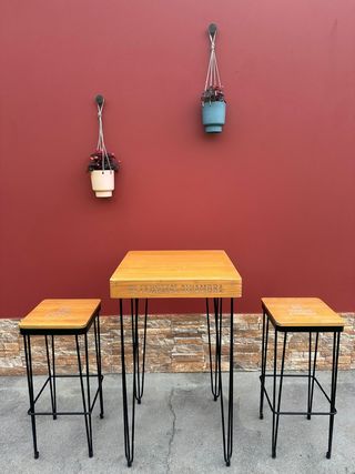 Mesa y 2 taburetes de madera y metal