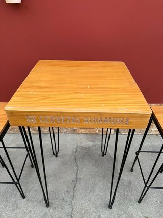 Mesa y 2 taburetes de madera y metal