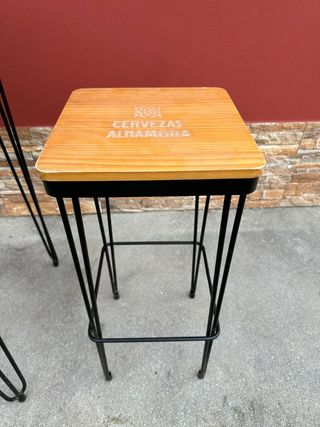 Mesa y 2 taburetes de madera y metal