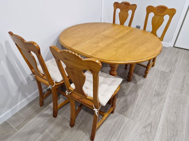 Mesa redonda extensible + 4 sillas madera