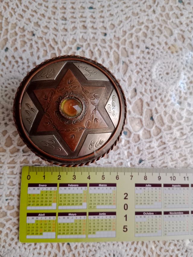 Cassa marocchina vintage in metallo.