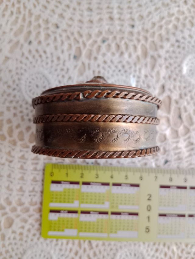 Cassa marocchina vintage in metallo.