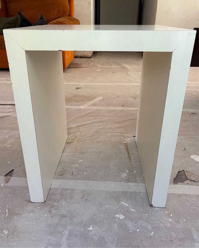 Mesita blanca de madera