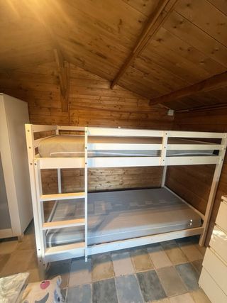 Litera blanca de madera con colchones