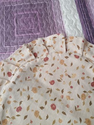 Cojín redondo beige con flores