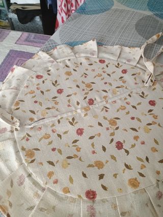 Cojín redondo beige con flores