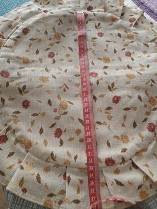 Cojín redondo beige con flores