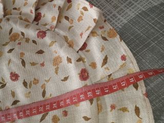 Cojín redondo beige con flores