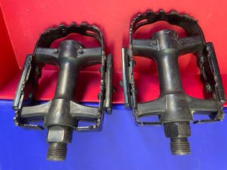 Pedales bici K970 negros. Sin calas.