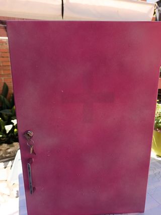 Armario metálico rosa