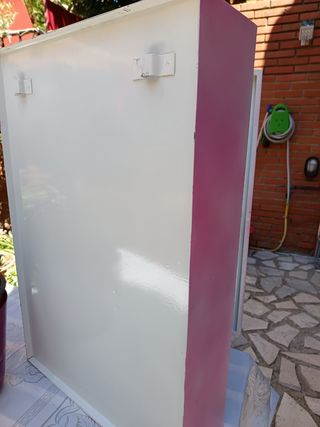 Armario metálico rosa