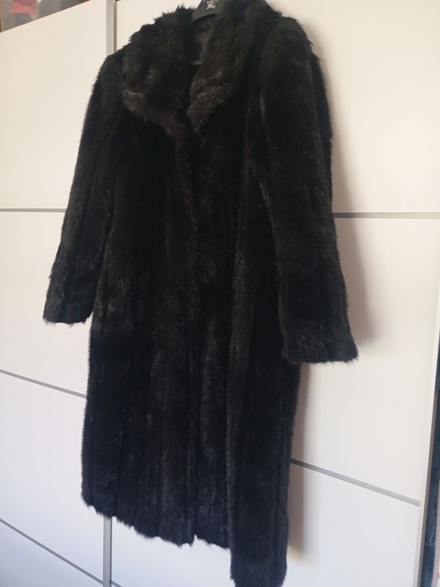Cappotto lungo in pelliccia nera
