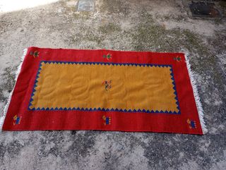 Alfombra roja y amarilla de lana