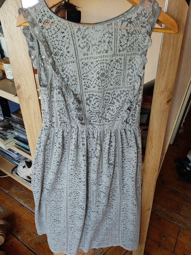 Vestido gris largo de encaje con forro individual.