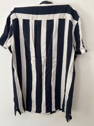 Camisa Bershka rayas blancas y negras