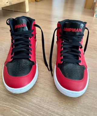 Zapatillas  Nike Jordan 1 Mid - rojas y negras