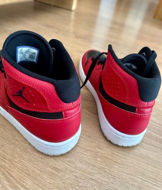 Zapatillas  Nike Jordan 1 Mid - rojas y negras