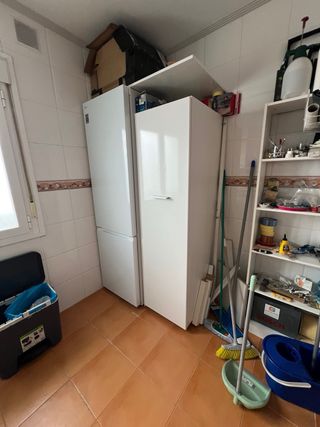 Cocina blanca con electrodomesticos