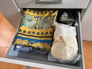 Cocina blanca con electrodomesticos