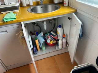 Cocina blanca con electrodomesticos