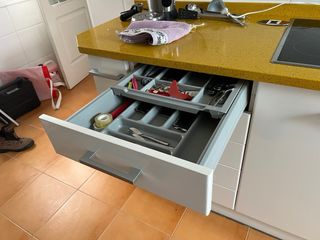 Cocina blanca con electrodomesticos