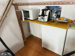 Cocina blanca con electrodomesticos