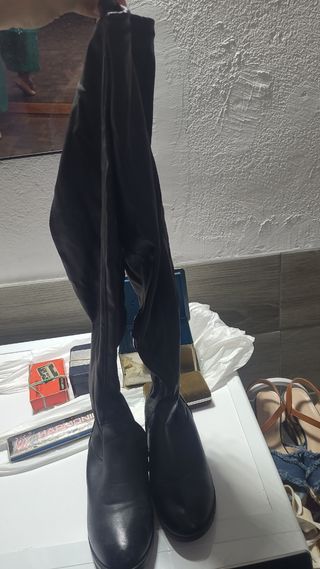 Botas altas negras, bolsos variados. 5€ cada cosa
