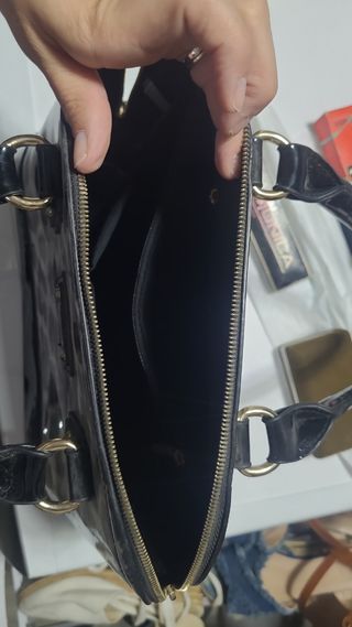Botas altas negras, bolsos variados. 5€ cada cosa
