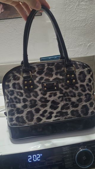 Botas altas negras, bolsos variados. 5€ cada cosa
