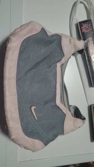 Botas altas negras, bolsos variados. 5€ cada cosa
