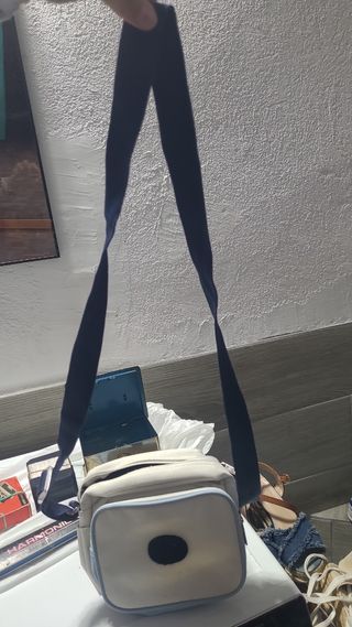 Botas altas negras, bolsos variados. 5€ cada cosa
