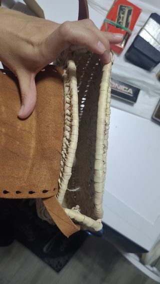 Botas altas negras, bolsos variados. 5€ cada cosa
