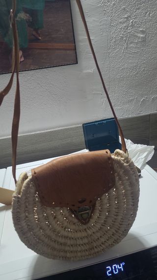 Botas altas negras, bolsos variados. 5€ cada cosa
