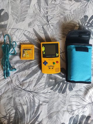 Game Boy Color Pikachu + 4 juegos + accesorios 