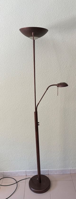 LÁMPARA PIE DE DISEÑO MARRON 