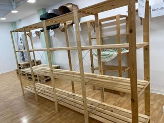 Estanterías de madera maciza